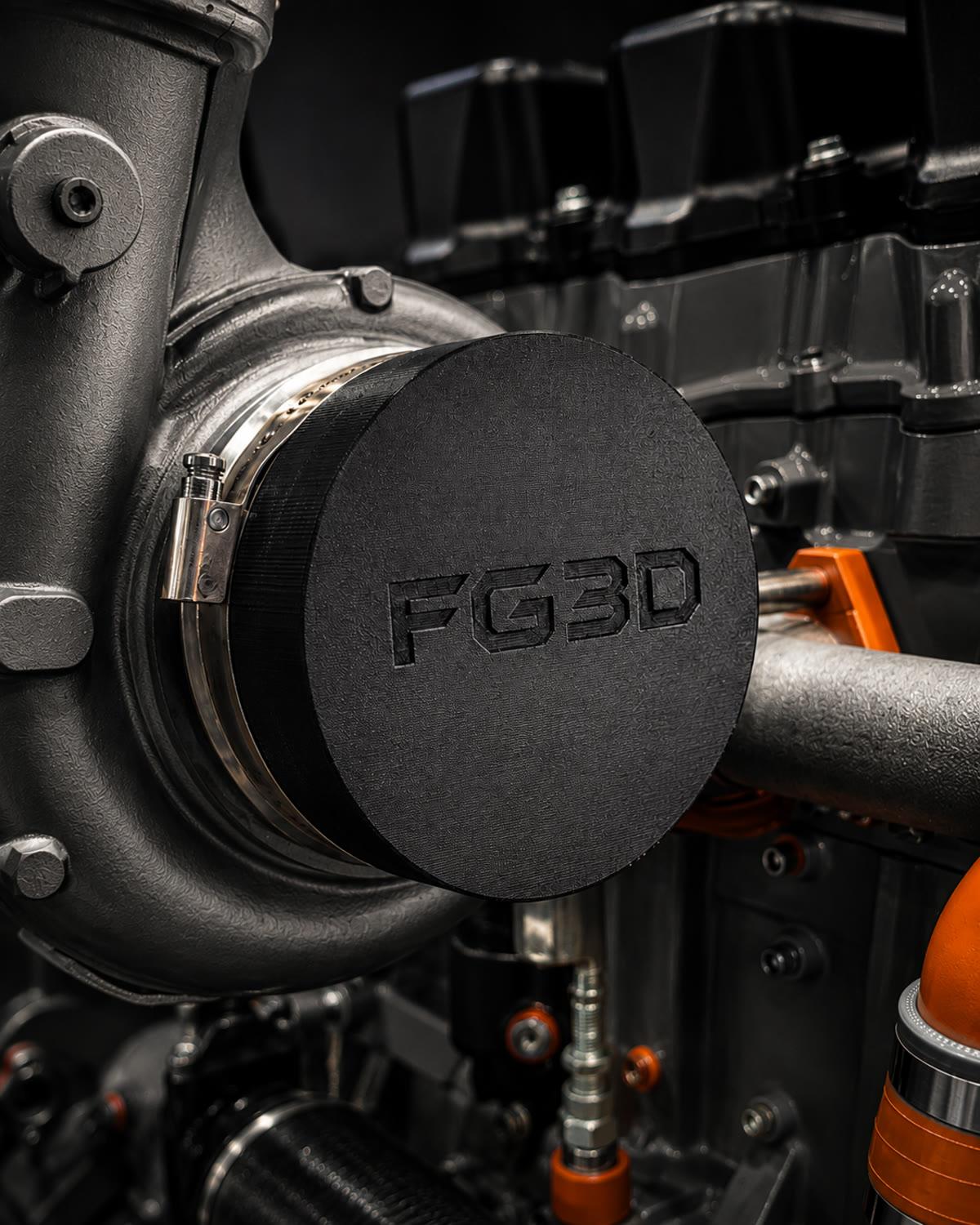 Capuchon noir avec logo FG3D gravé en creux, installé sur l'entrée d'un turbo